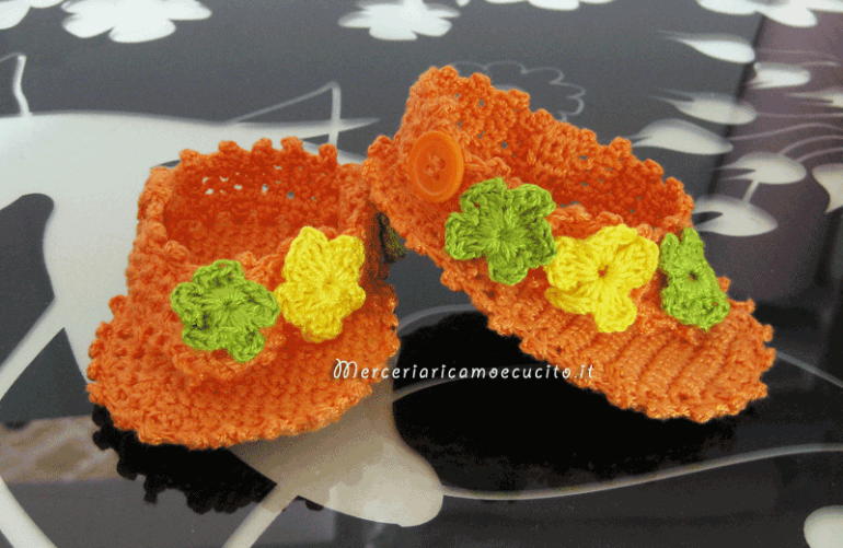 Set per nascita - Cuffia, cappello, scarpette, porta biberon e porta ciuccio per Sara