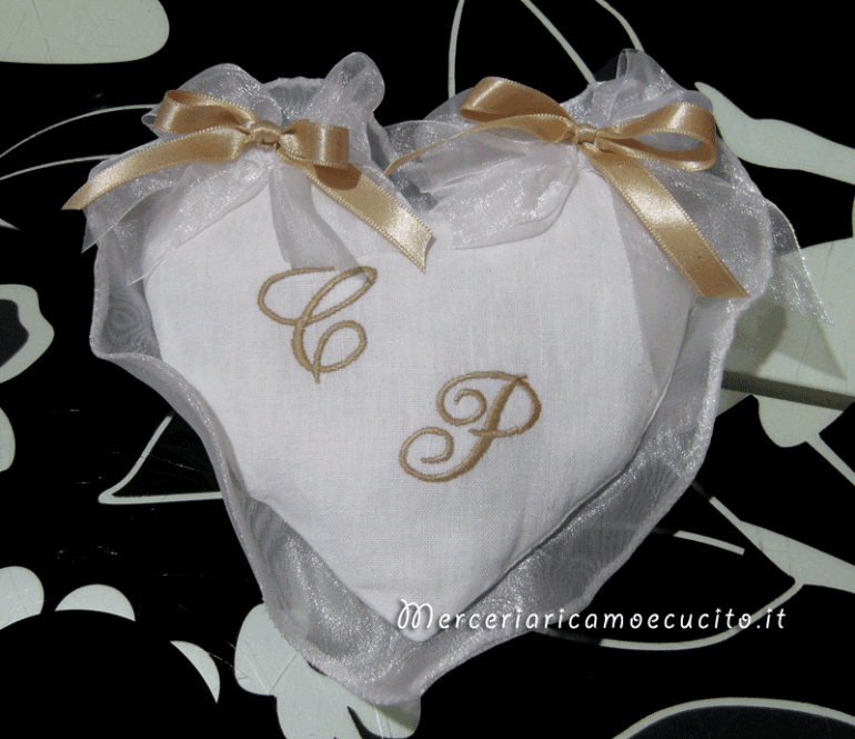 Cuscino portafedi cuore con iniziali “C. P.”