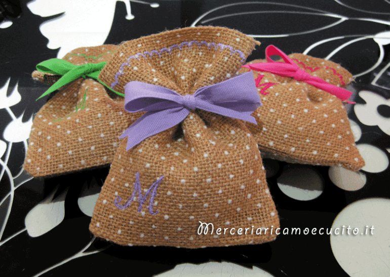 Sacchettini bomboniere portaconfetti in juta pois con iniziale