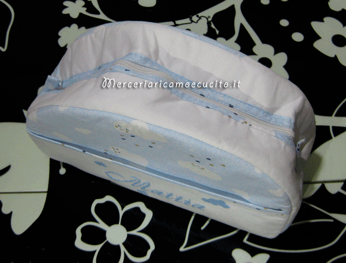 Fiocco nascita macchina celeste e borsa beuty fantasia con nuvole per Mattia