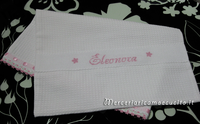 Sacchetto nascita in nido d'ape e scarpette in lana rossa per Eleonora