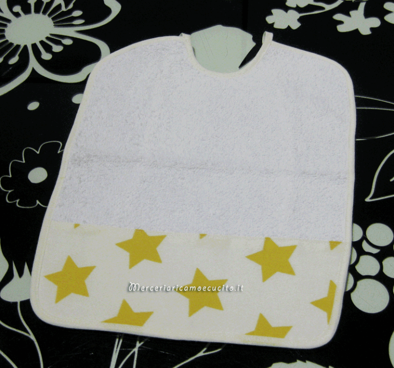 Set asilo fantasia con stelle con bavetta, asciugamano e tovaglietta