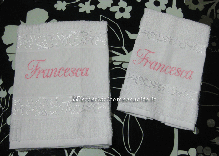 Coppia asciugamani in spugna personalizzati con ricamo del nome Carlo, Francesca e Diana