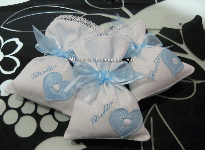 Sacchettini bomboniere portaconfetti celeste con cuore per Giulio
