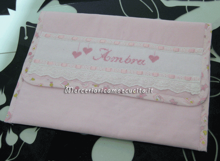 Set per nascita – Accappatoio, busta portaoggetti e bavette per Ambra