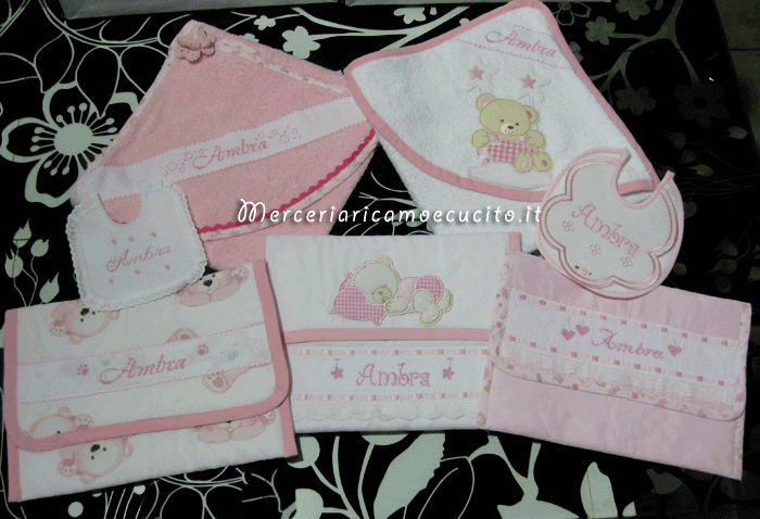 Set per nascita – Accappatoio, busta portaoggetti e bavette per Ambra