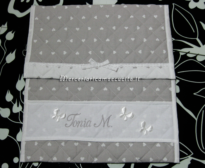 Fiocco nascita cicgona rosa, busta portaoggetti trapuntata e babbucce per Tonia