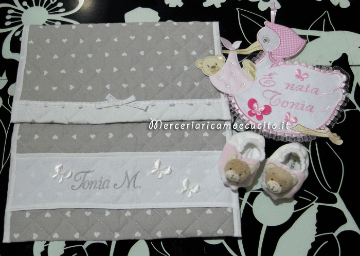 Fiocco nascita cicgona rosa, busta portaoggetti trapuntata e babbucce per Tonia