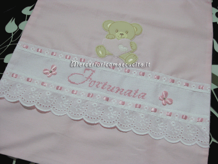 Fiocco nascita luna con cicogna “Eccomi”, sacchetti per nascita e asilo e bavetta per Fortunanata