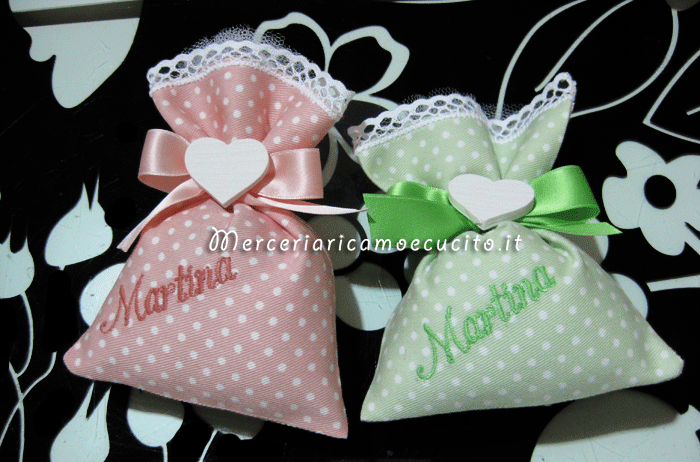 Sacchettini bomboniere portaconfetti pois con cuore per Martina