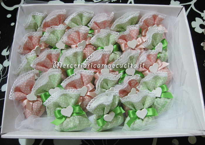 Sacchettini bomboniere portaconfetti pois con cuore per Martina