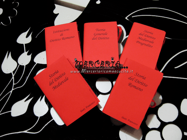 Bomboniera portaconfetti a forma di libro con esami Laurea in giurisprudenza per Francesco