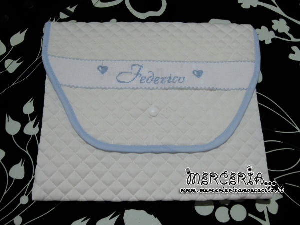 Fiocchi nascita mongolfiera e cuore, busta portaoggetti e bavette per Federico