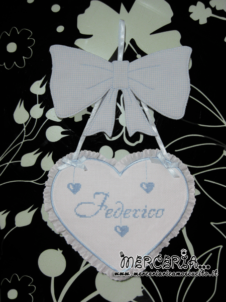 Fiocchi nascita mongolfiera e cuore, busta portaoggetti e bavette per Federico