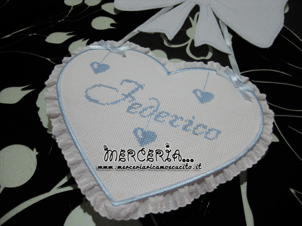 Fiocchi nascita mongolfiera e cuore, busta portaoggetti e bavette per Federico