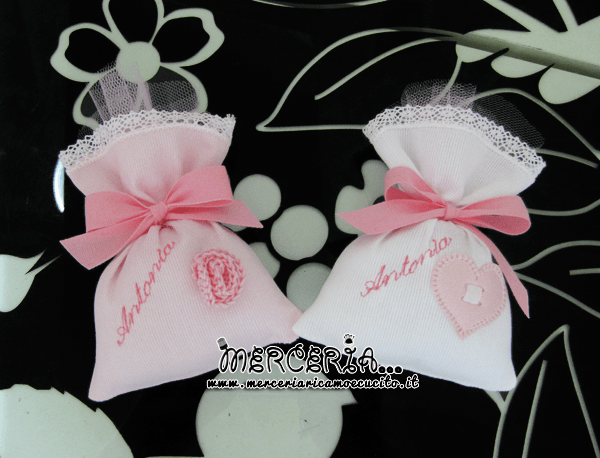 Sacchettini bomboniere portaconfetti rosa con cuore o fiore per Antonia