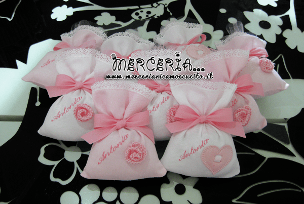 Sacchettini bomboniere portaconfetti rosa con cuore o fiore per Antonia