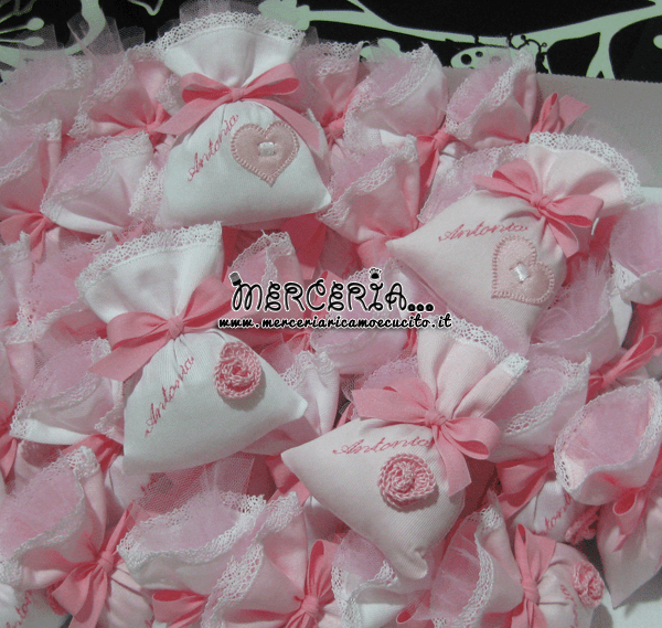 Sacchettini bomboniere portaconfetti rosa con cuore o fiore per Antonia