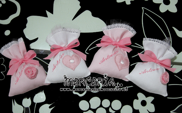 Sacchettini bomboniere portaconfetti rosa con cuore o fiore per Antonia