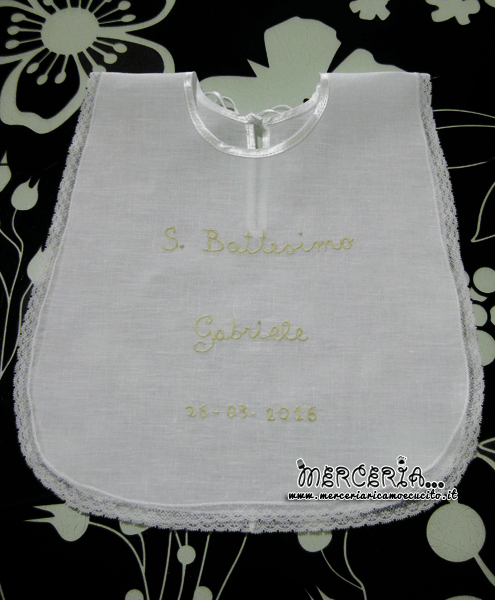 Bomboniere in tela aida con iniziale, camicina battesimo e cuffia per Gabriele