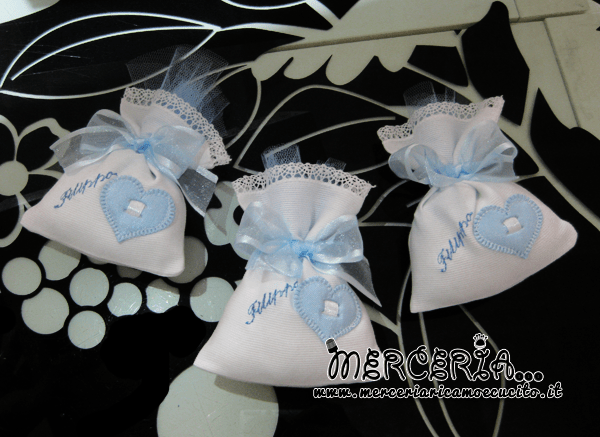 Sacchettini bomboniere portaconfetti bianchi con cuore celeste per Filippo