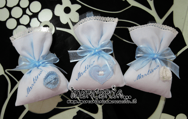 Sacchettini bomboniere portaconfetti celeste con cuore e fiore per Martino