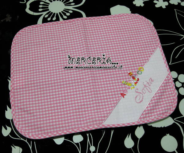 Sacchetto e busta portaoggetti, copertina, bavetta, tovaglietta e aciugamano per Sofia