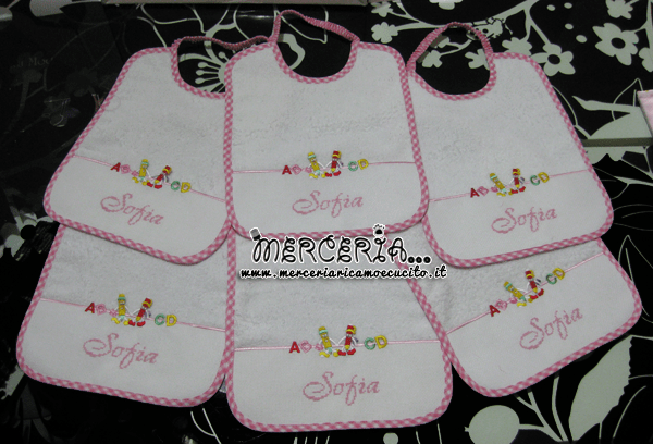 Sacchetto e busta portaoggetti, copertina, bavetta, tovaglietta e aciugamano per Sofia