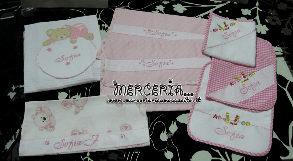 Sacchetto e busta portaoggetti, copertina, bavetta, tovaglietta e aciugamano per Sofia