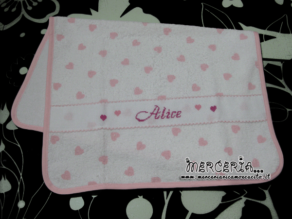 Set per nascita - Fiocco nascita farfalla, asciugamano con cuori, sacchettino portaoggetti, bustina e coprifasciatoio nuvole per Alice