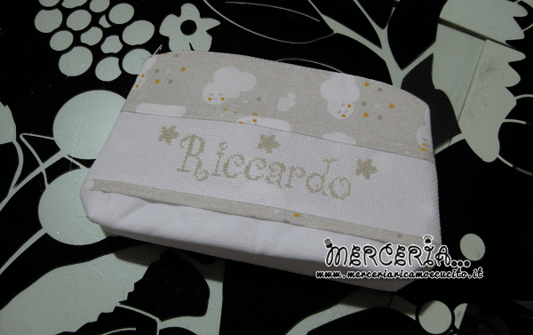 Beauty e bustina fantasia con nuvole e coppia asciugamani per Riccardo