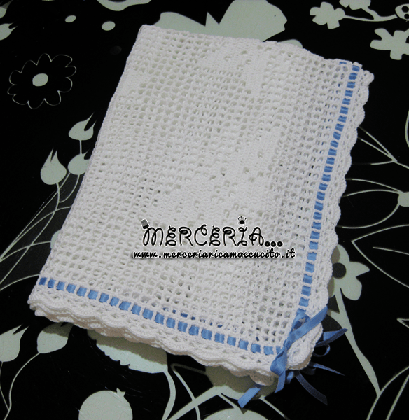 Copertina fantasia con farfalle con nastrino celeste