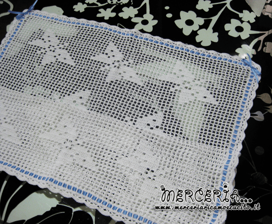 Copertina fantasia con farfalle con nastrino celeste