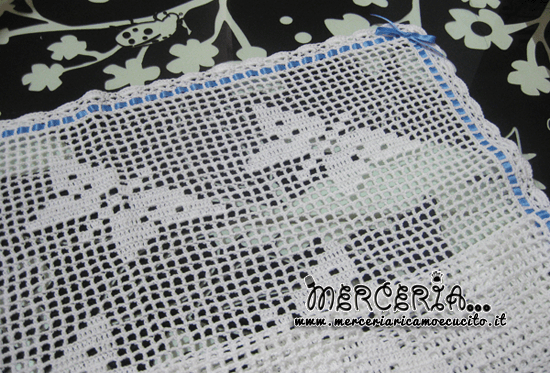 Copertina fantasia con farfalle con nastrino celeste