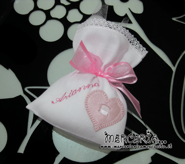 Fiocco nascita orsetto con cuore e sacchettini bomboniere portaconfetti per Arianna