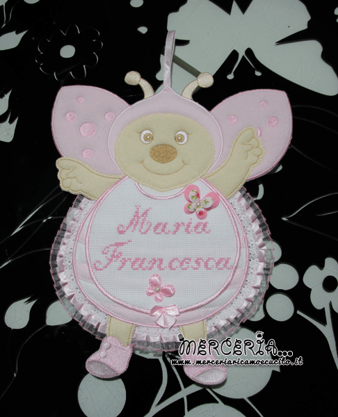 Set nascita - Corredino con pannello portaoggetti, fiocco nascita coccinella, copertina pile pois con amaca, cappellino, muffole e scarpette per Maria Francesca