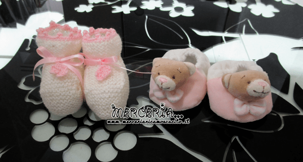 Set nascita - Corredino con pannello portaoggetti, fiocco nascita coccinella, copertina pile pois con amaca, cappellino, muffole e scarpette per Maria Francesca