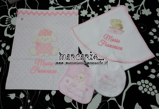 Set nascita - Corredino con sacchetto nascita, accappatoio, bavette e lenzuolo sotto per Maria Francesca