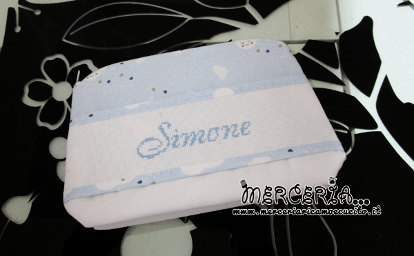 Bustina fantasia con nuvole e bavetta prima misura per Simone