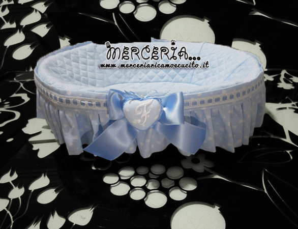 Cestino con fiocco e iniziale