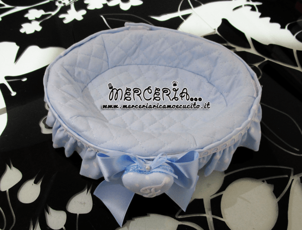 Cestino con fiocco e iniziale