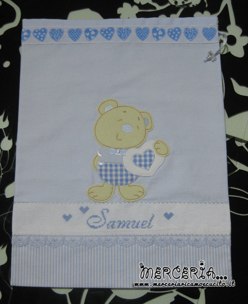 Sacchetto con cuori per nascita e asilo e accappatoio con orsetto per Samuel