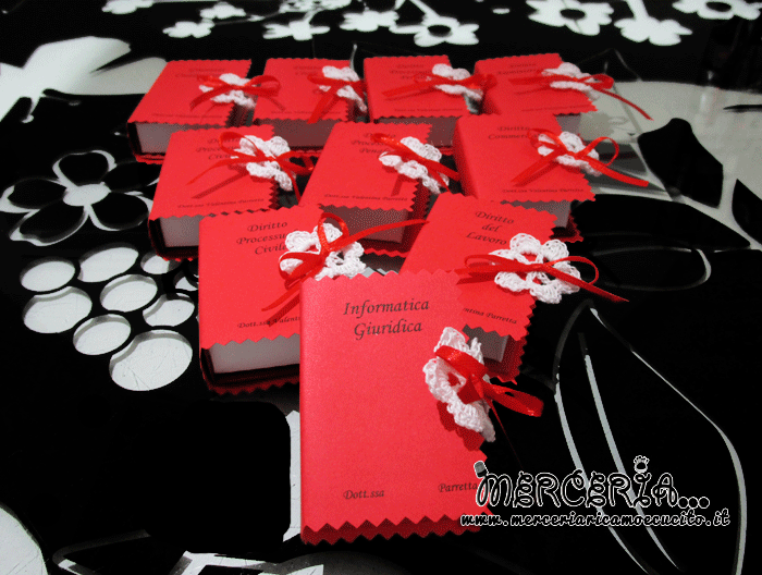 Bomboniera portaconfetti a forma di libro con esami laurea in giurisprudenza per la Dott.ssa Parretta