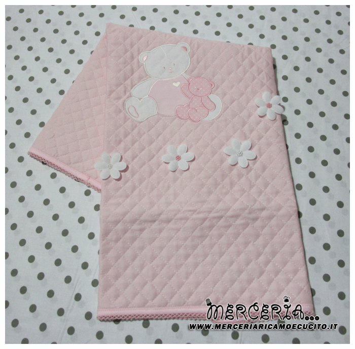 Copertina trapuntata rosa con orsetti e fiori