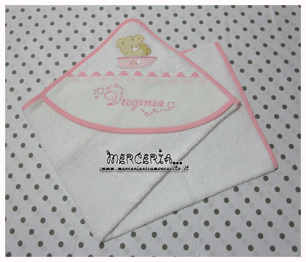 Set nascita - Accappatoio, bavette prima misura, maglietta auto bimbo a bordo e clip portaciuccio per Virginia