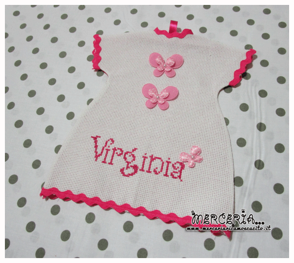 Set nascita - Accappatoio, bavette prima misura, maglietta auto bimbo a bordo e clip portaciuccio per Virginia