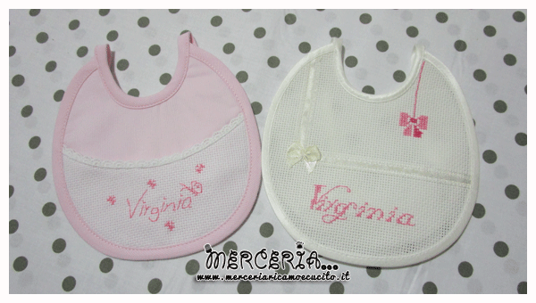 Set nascita - Accappatoio, bavette prima misura, maglietta auto bimbo a bordo e clip portaciuccio per Virginia