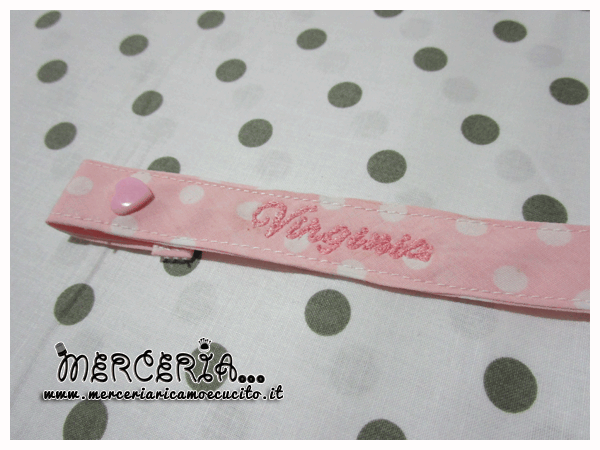 Set nascita - Accappatoio, bavette prima misura, maglietta auto bimbo a bordo e clip portaciuccio per Virginia