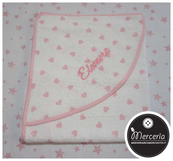 Accappatoio fantasia con cuori e asciugamano con bolle per Eleonora