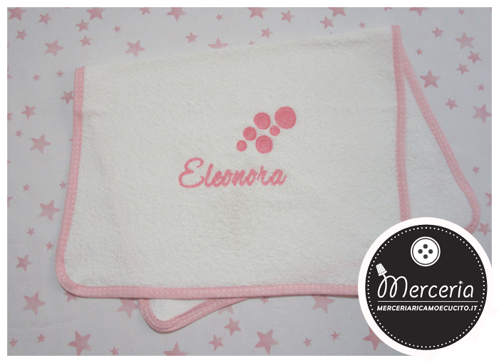 Accappatoio fantasia con cuori e asciugamano con bolle per Eleonora